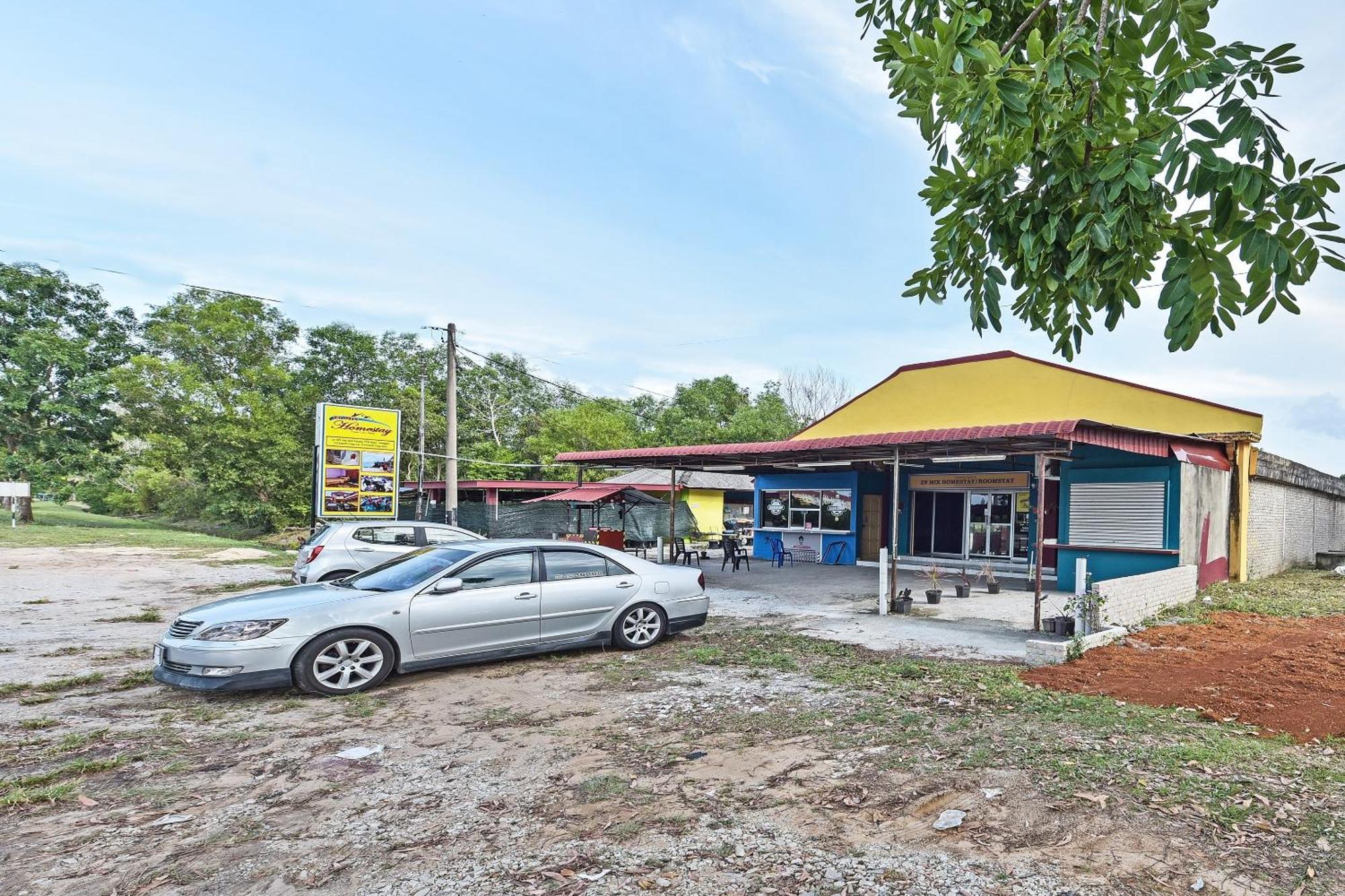 Oyo 90551 Zn Mix Homestay & Roomstay Kampung Raja Buitenkant foto